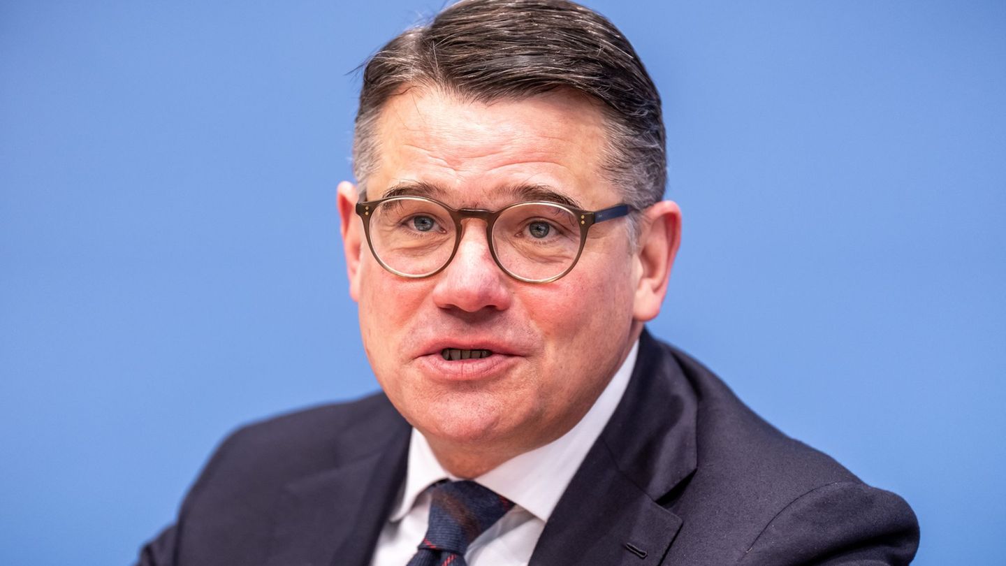 Hohe Benzinpreise: Hessens MP Rhein fordert Spritpreisbremse und Steuersenkung