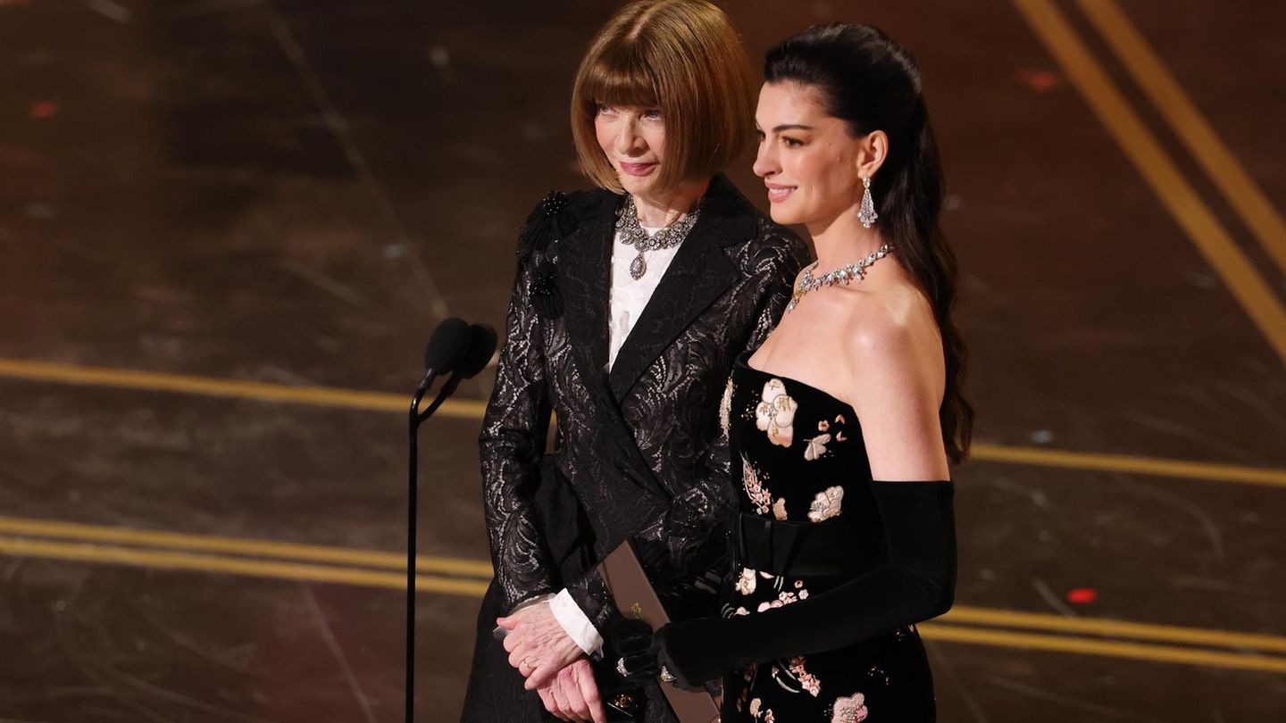 Anne Hathaway mit Anna Wintour bei den Oscars