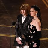 Anne Hathaway mit Anna Wintour bei den Oscars
