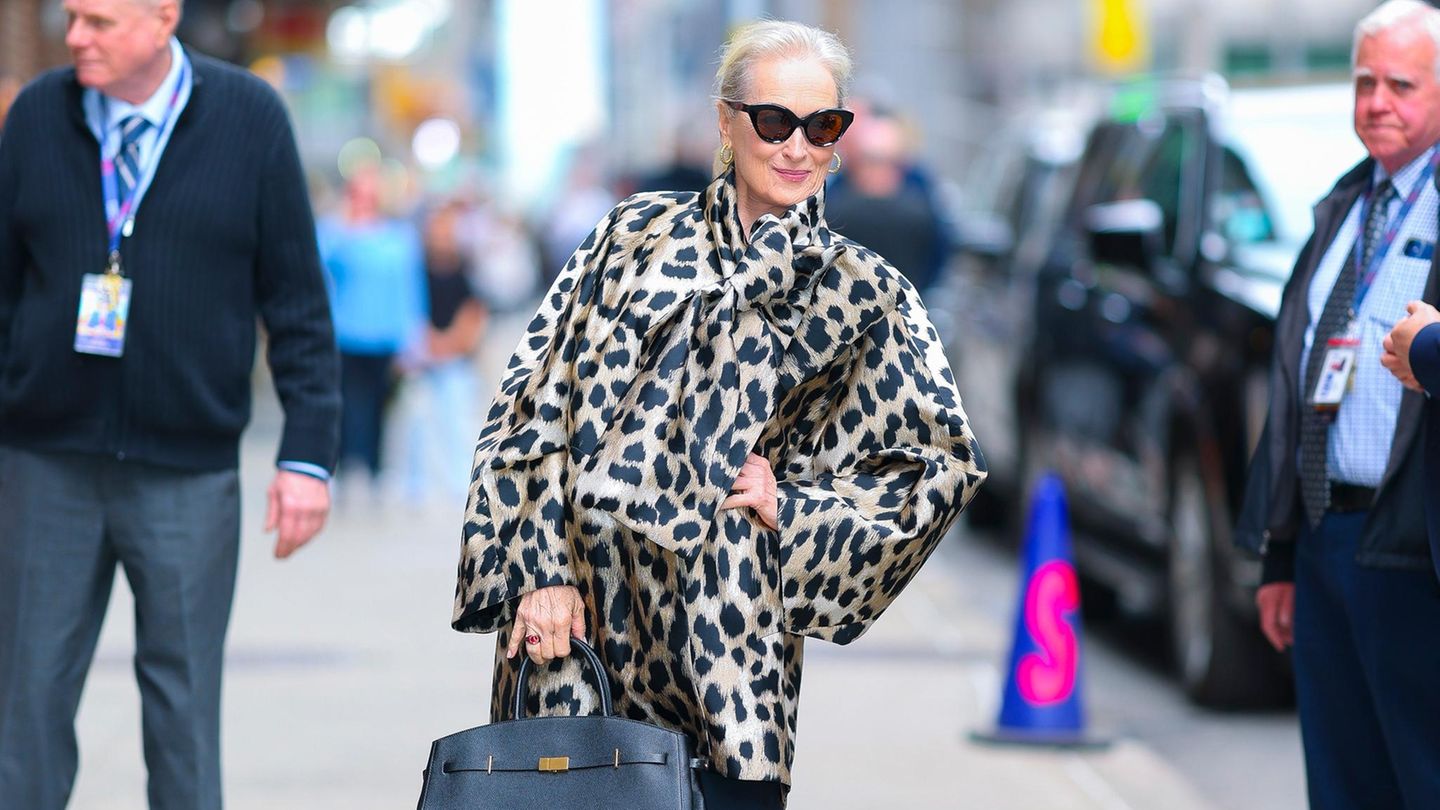 Meryl Streep in einem Mantel mit Leopardenmuster