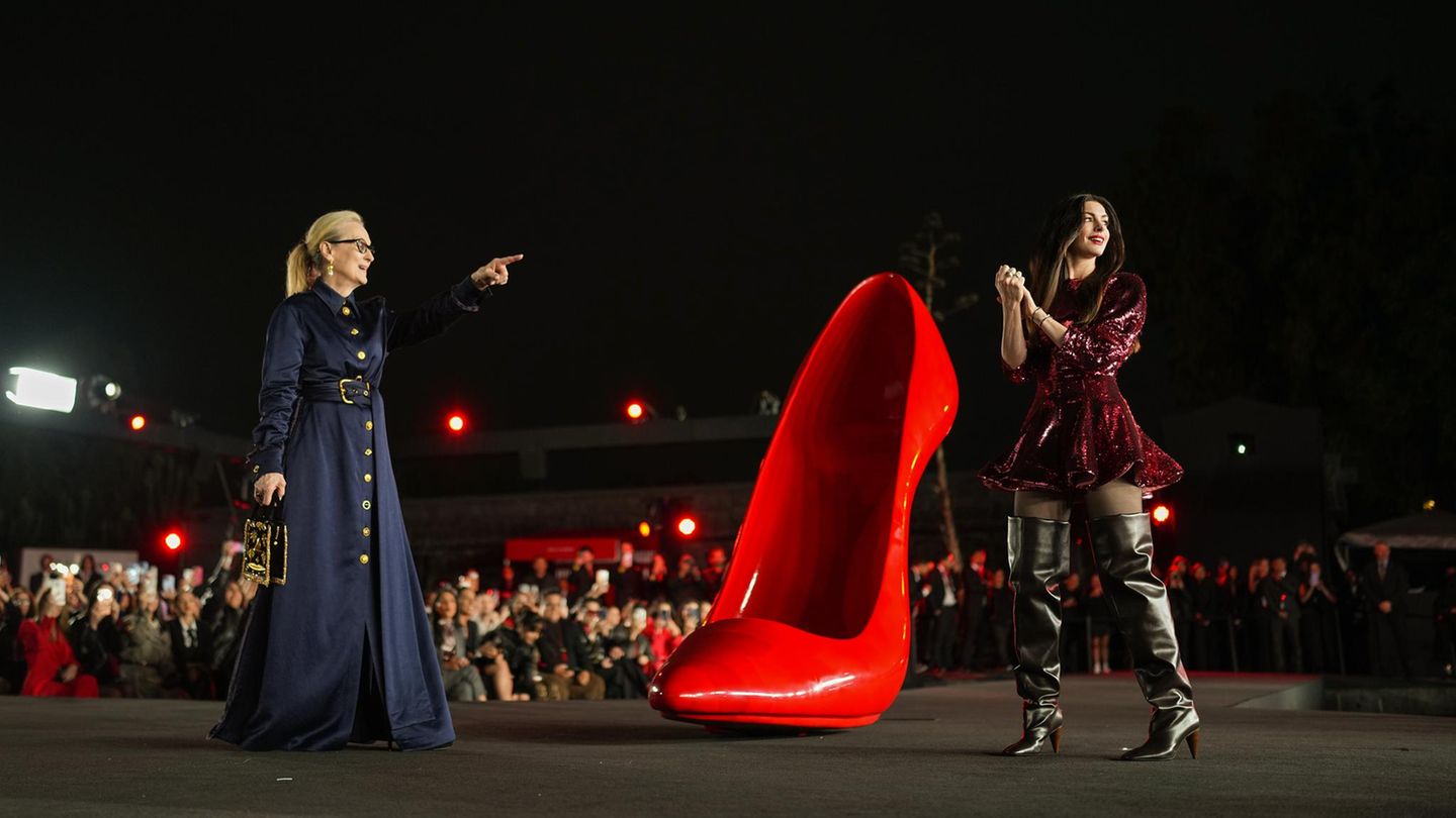 Meryl Streep und Anne Hathaway im Kino auf einer Bühne