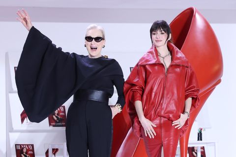 Meryl Streep im schwarzen Dress mit Anne Hathaway in rotem Leder