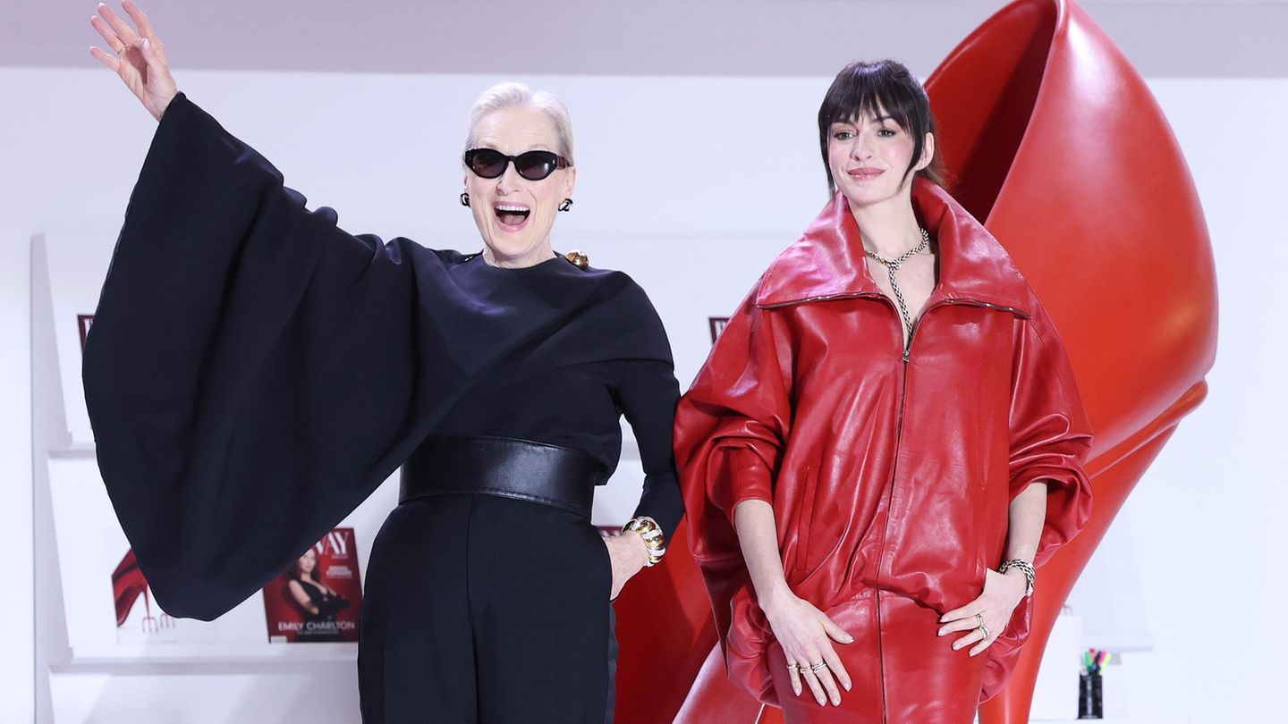 Meryl Streep im schwarzen Dress mit Anne Hathaway in rotem Leder