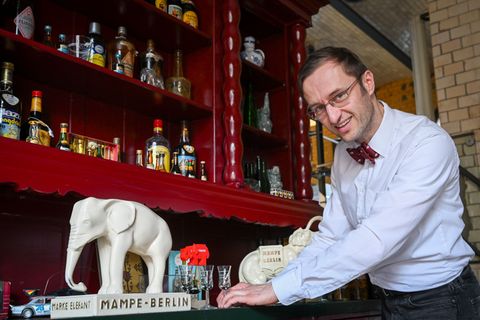 Löhlein übernahm 2020 die Mampe Manufaktur. Foto: Jens Kalaene/dpa