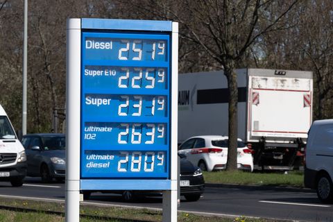 Hohe Kraftstoffpreise belasten weiterhin Verbraucher und Wirtschaft – trotz zuletzt leicht gesunkener Spritkosten. (Archivbild)