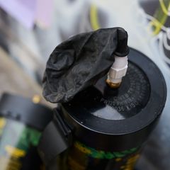 Als Partydroge wird Lachgas über einen Luftballon inhaliert. (Symbolbild). Foto: Annette Riedl/dpa