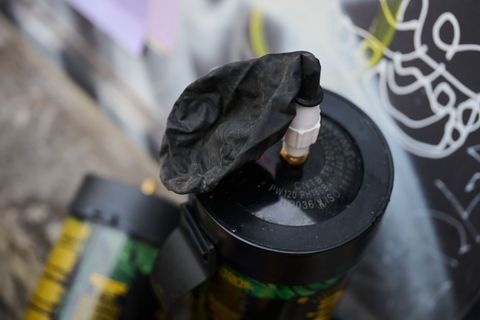 Als Partydroge wird Lachgas über einen Luftballon inhaliert. (Symbolbild). Foto: Annette Riedl/dpa