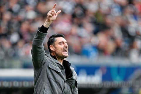 Leidenschaftlich an der Seitenlinie: Eintracht-Coach Albert Riera. (Archivbild) Foto: Uwe Anspach/dpa