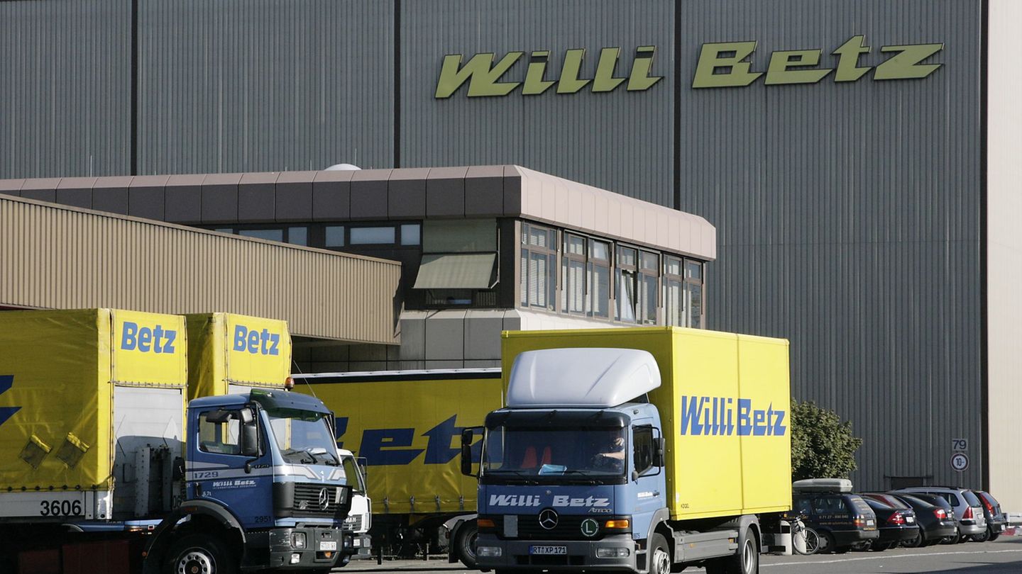 Lastwagen der Spedition Willi Betz stehen auf dem Gelände des Firmenhauptsitzes. (Archivbild) Foto: picture-alliance/ dpa