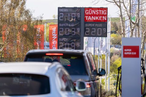 Die Spritpreise sind am Mittwoch gesunken. Foto: Andreas Arnold/dpa