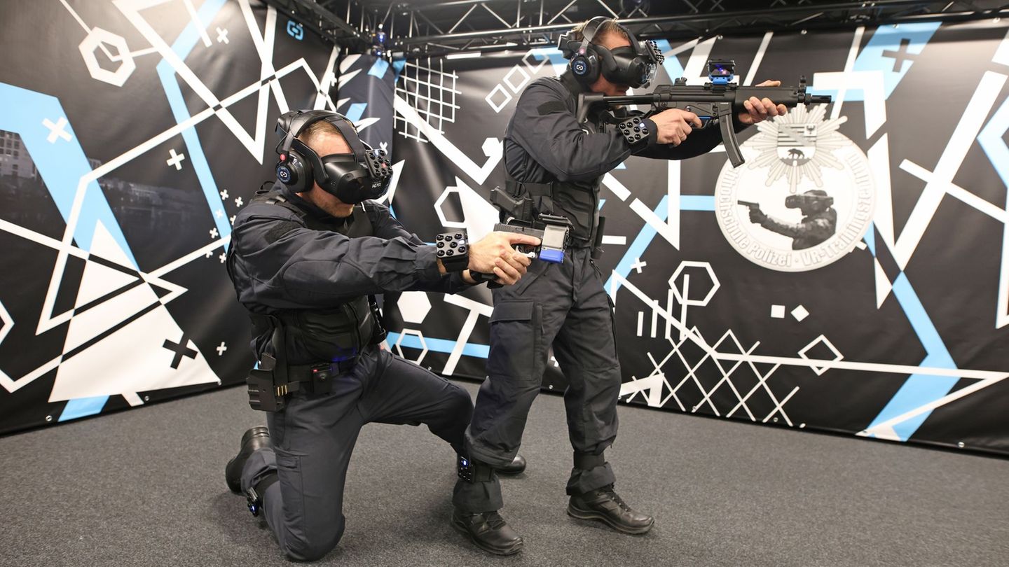 Polizeibeamte üben in der neuen Virtual-Reality-Anlage an der Fachhochschule Polizei Sachsen-Anhalt ein Einsatzszenario. Foto: M
