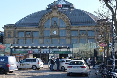 Am Hauptbahnhof in Halle wird Frühjahrsputz gemacht. (Archivbild) Foto: Sebastian Willnow/dpa