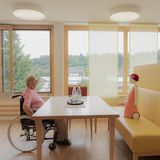 Seniorin unterhält sich mit Roboter