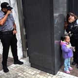 Drei Personen weinen