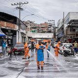 Männer reinigen Straße