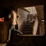 Junge klettert durch Fenster