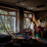 Soldat blickt aus Kindergartenfenster