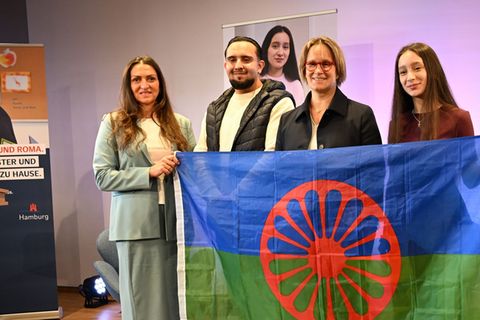 In der Kampagne werden Shlica Weiß (l-r), Kinderbuchautorin und Sinteza, Jan, Azubi sowie Sinto und Rom aus Hamburg und Schüleri