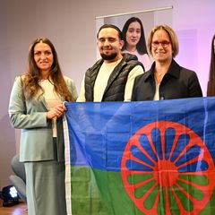 In der Kampagne werden Shlica Weiß (l-r), Kinderbuchautorin und Sinteza, Jan, Azubi sowie Sinto und Rom aus Hamburg und Schüleri