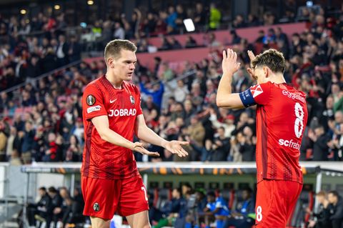 Matthias Ginter und Maximilian Eggestein vom SC Freiburg jubeln