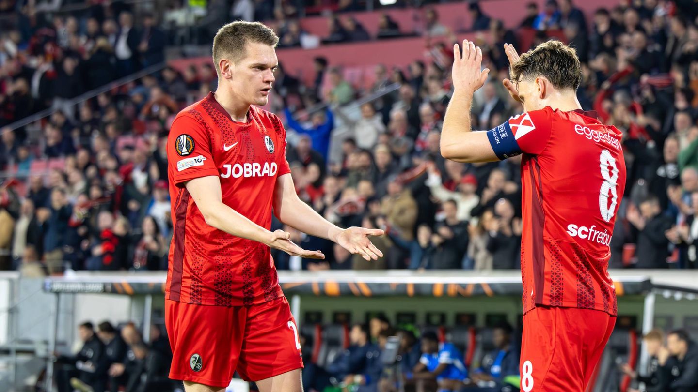 Matthias Ginter und Maximilian Eggestein vom SC Freiburg jubeln