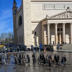 Auf dem Alten Markt finden Dreharbeiten statt - der Platz verwandelt sich in die späten 1920er Jahre. Foto: Jens Kalaene/dpa