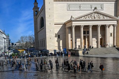 Auf dem Alten Markt finden Dreharbeiten statt - der Platz verwandelt sich in die späten 1920er Jahre. Foto: Jens Kalaene/dpa
