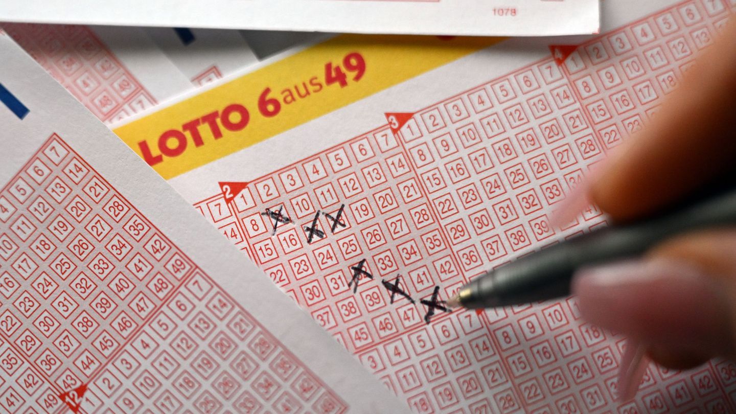 In Berlin hat eine unbekannte Person sechs Richtige im Lotto erzielt. (Symbolbild) Foto: Federico Gambarini/dpa