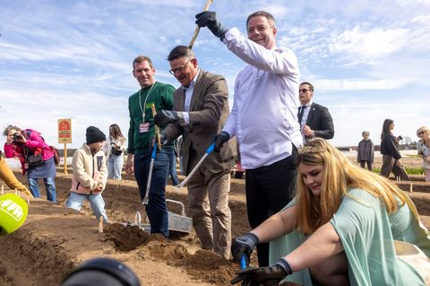 Regierungschef Rhein sticht ersten Spargel. Foto: Helmut Fricke/dpa