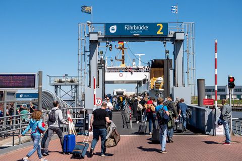 Leichte Beschädigungen trug eine Fähre bei einem Anlegemanöver im Hafen von Norddeich davon. (Symbolbild) Foto: Sina Schuldt/dpa