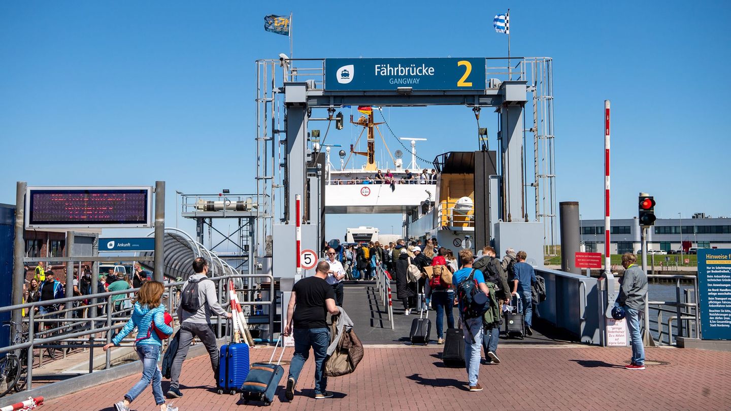 Leichte Beschädigungen trug eine Fähre bei einem Anlegemanöver im Hafen von Norddeich davon. (Symbolbild) Foto: Sina Schuldt/dpa