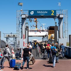 Leichte Beschädigungen trug eine Fähre bei einem Anlegemanöver im Hafen von Norddeich davon. (Symbolbild) Foto: Sina Schuldt/dpa