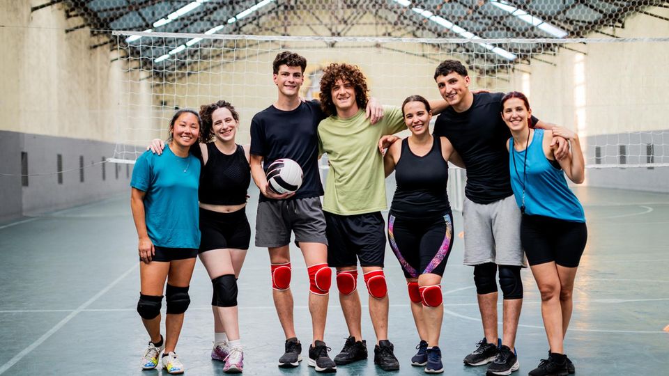 Freunde finden im Sportverein Volleyball