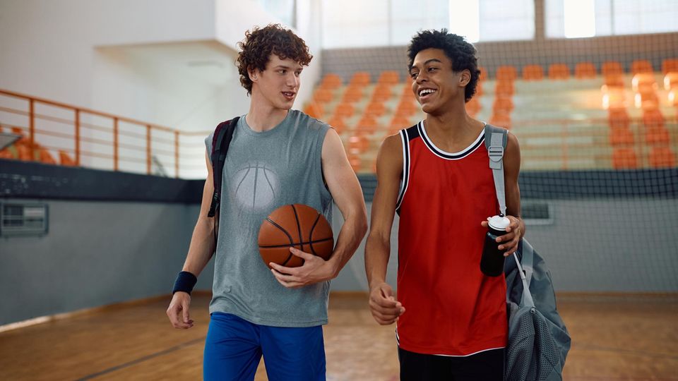 Freunde finden im Sportverein Baskettball