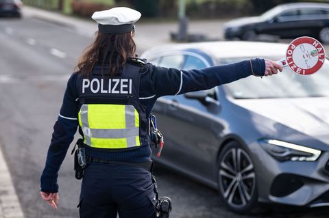 Bei einer Verkehrskontrolle findet die Polizei im Auto eines Mannes Crystal Meth. (Symbolbild) Foto: Benjamin Westhoff/dpa