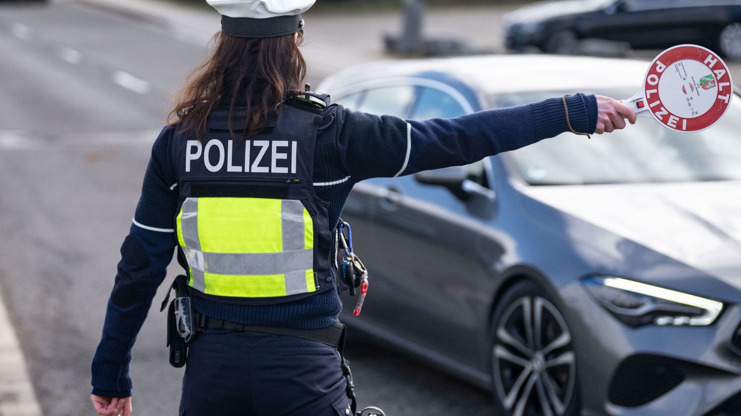 Bei einer Verkehrskontrolle findet die Polizei im Auto eines Mannes Crystal Meth. (Symbolbild) Foto: Benjamin Westhoff/dpa