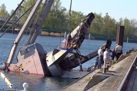 Kran stürzt in den Rhein