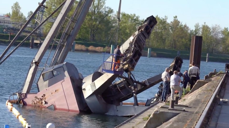 Kran stürzt in den Rhein
