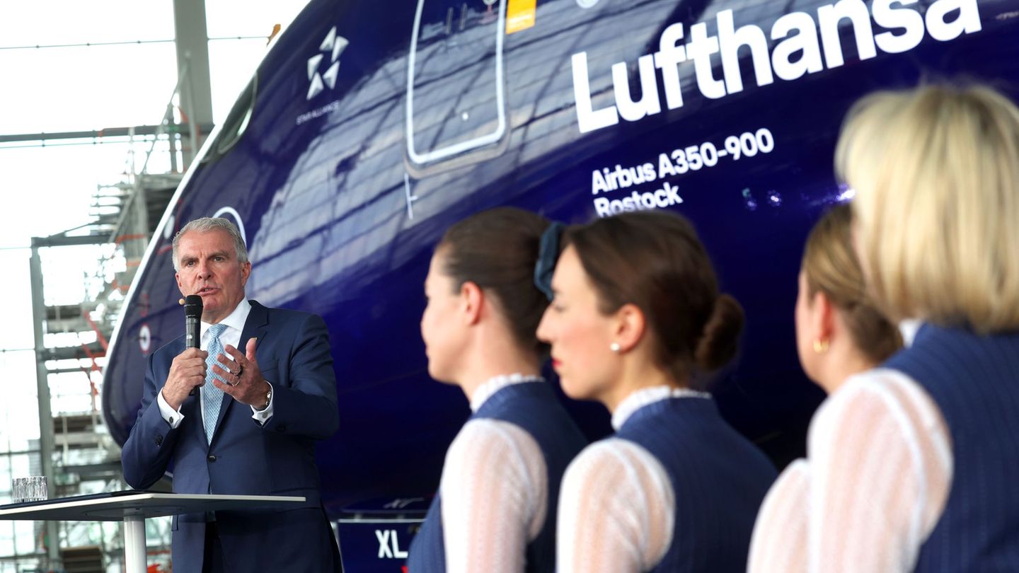 Lufthansa-Chef Carsten Spohr und Flugbegleiterinnen. Foto: Karl-Josef Hildenbrand/dpa