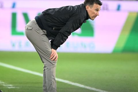 KSC-Trainer Eichner trainiert den KSC noch weitere sechs Zweitliga-Spiele, dann ist für ihn Schluss. (Archivbild) Foto: Uli Deck