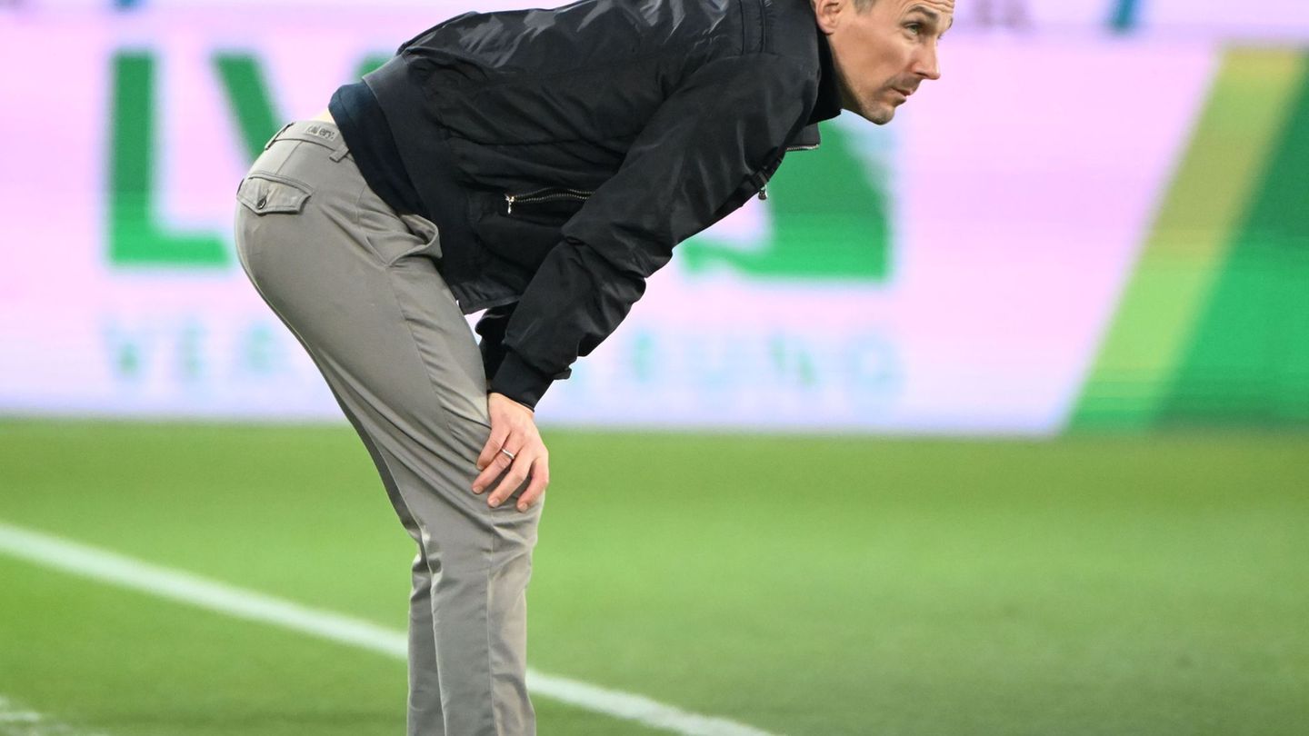 KSC-Trainer Eichner trainiert den KSC noch weitere sechs Zweitliga-Spiele, dann ist für ihn Schluss. (Archivbild) Foto: Uli Deck