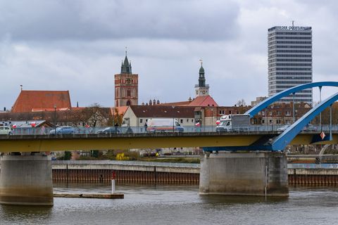 An der Grenze zu Polen bilden sich immer wieder längere Rückstaus. (Archivbild) Foto: Patrick Pleul/dpa