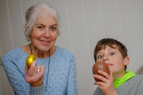 Großmutter und Enkel