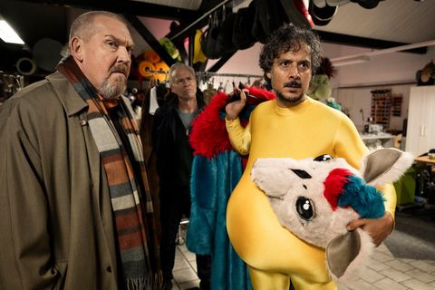 Der „Tatort“ aus Köln heißt „Showtime“: Die Kommissar Freddy Schenk (Dietmar Bär) und Max Ballauf (Klaus J. Behrendt) befragen den Puppenspieler Yassins Meret (Erkan Acar, r)