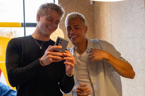 GNTM 2026: Yanneck (l.) und Tony beim Casting