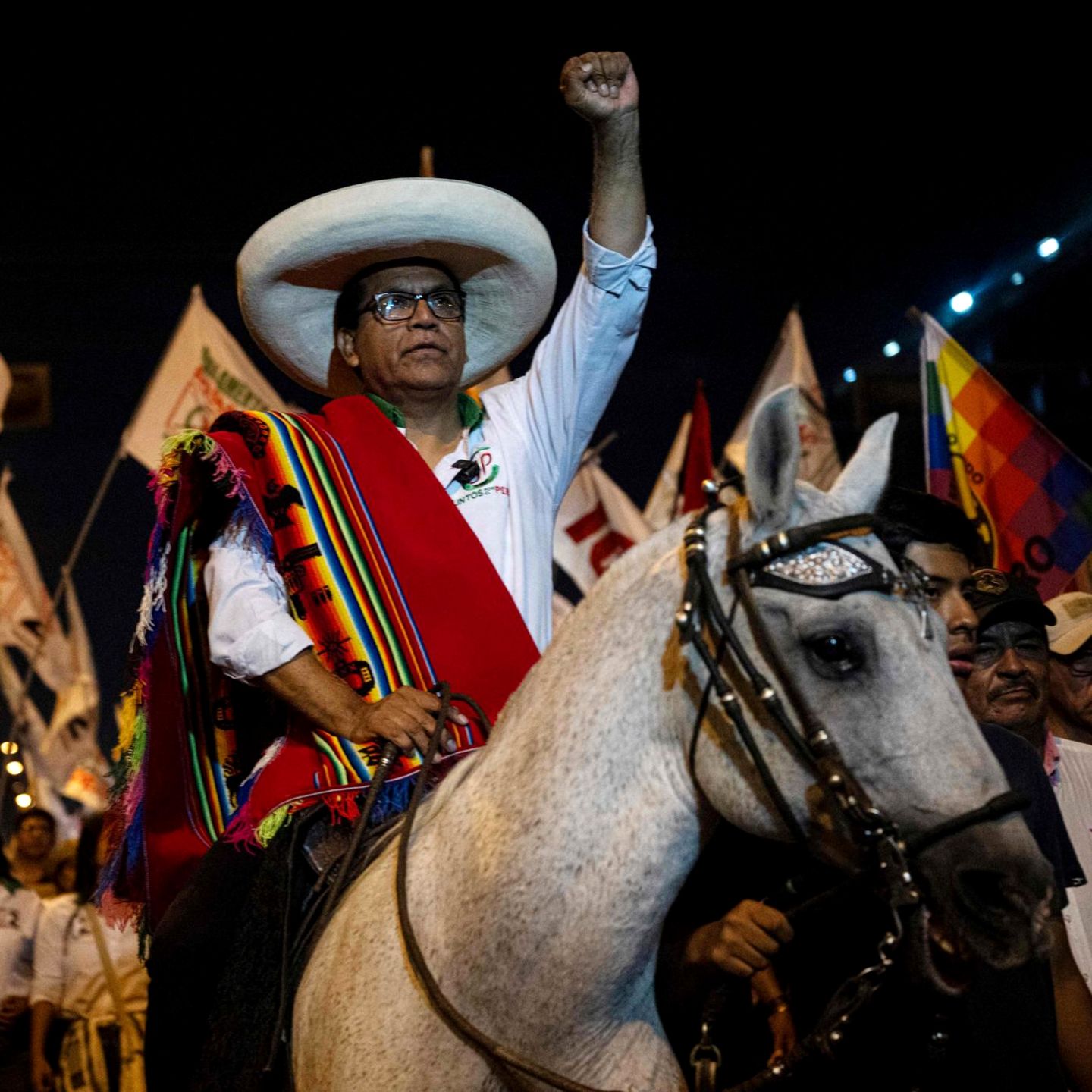 Lima, Peru. Der peruanische Präsidentschaftskandidat Roberto Sanchez von der Partei Juntos por el Peru gestikuliert bei seiner Ankunft zu seiner Abschlusskundgebung auf dem Platz 2 de Mayo von seinem Pferd aus.