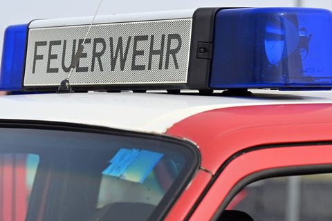 Die Feuerwehr ist mit einem Großaufgebot an einem Dresdner Schulzentrum im Einsatz. (Symbolbild) Foto: Martin Schutt/dpa-Zentral