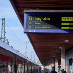 Die Strecke zwischen Wilhelmsburg und Neugraben wird im Mai wegen Bauarbeiten zwei Wochen lang gesperrt. (Archivbild) Foto: Geor