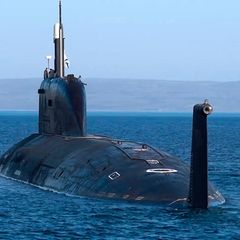 Ein russisches Atom-U-Boot sticht vor einnem Manöver in See (Archivbild)