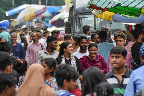 Menschen auf einem Markt in Kalkutta, Indien